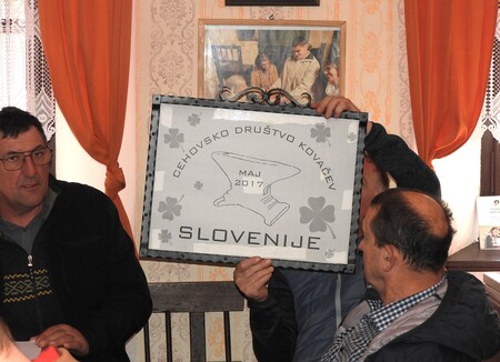 Društvo ima tudi svojo zastavo